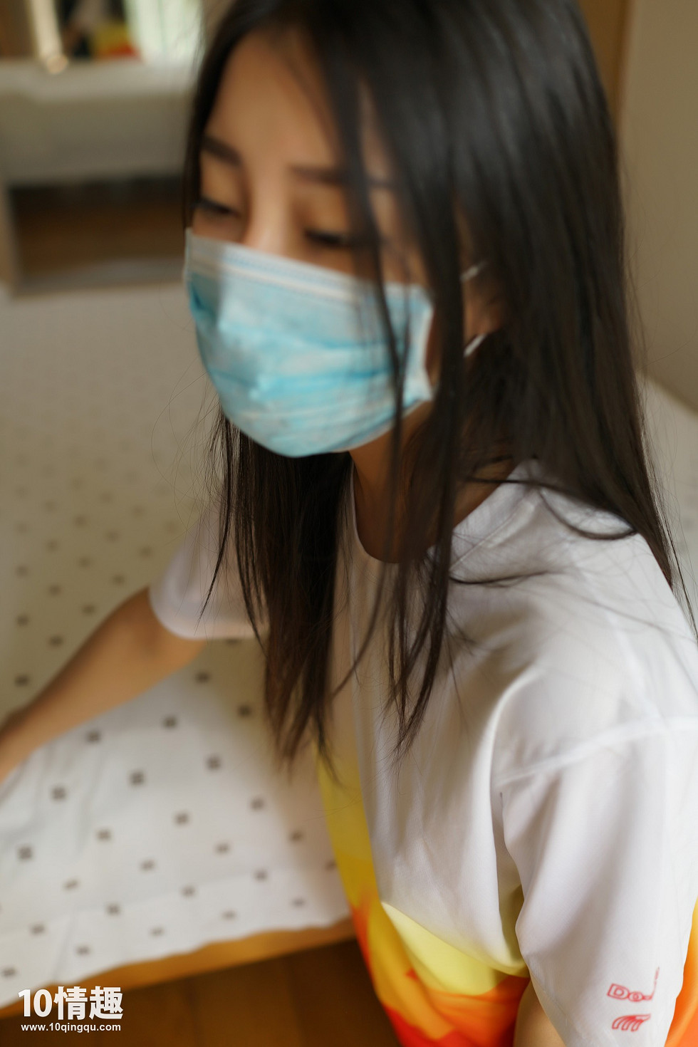 [ROSI写真]口罩系列NO.373_宽松上衣妹子无内真空激凸床上撩人姿势诱惑写真52P