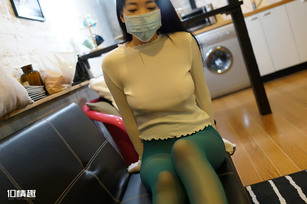 [ROSI写真]口罩系列NO.525_无内紫丝裤袜美女撩白色毛衣真空露美乳凸点诱惑写真30P